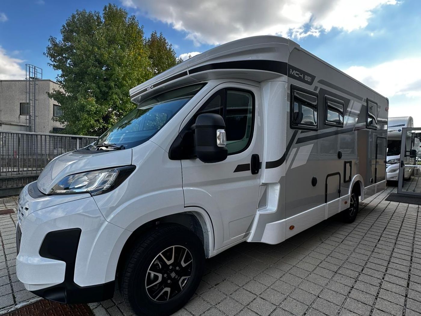 MC4 881 Dinette face to face con letto posteriore centrale mt. 7,45